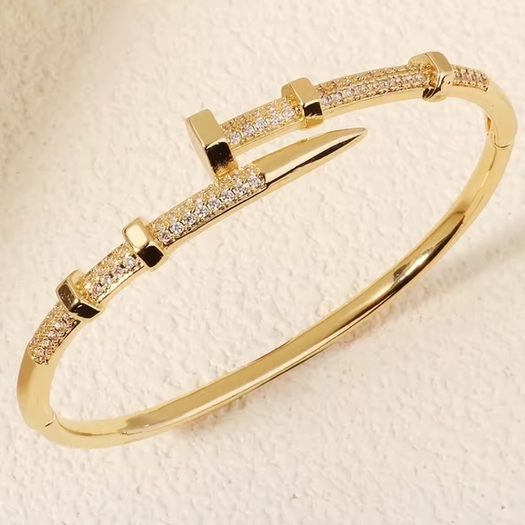 Exclusive Jewelry - 🆕️Elegant Gold Bracelet with Crystal Accents